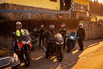 Motorradgruppe am Motorradhotel Sportalm